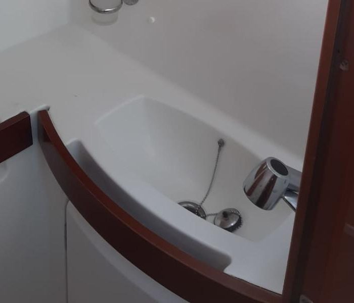 Lux | Lagoon 42 photo 3