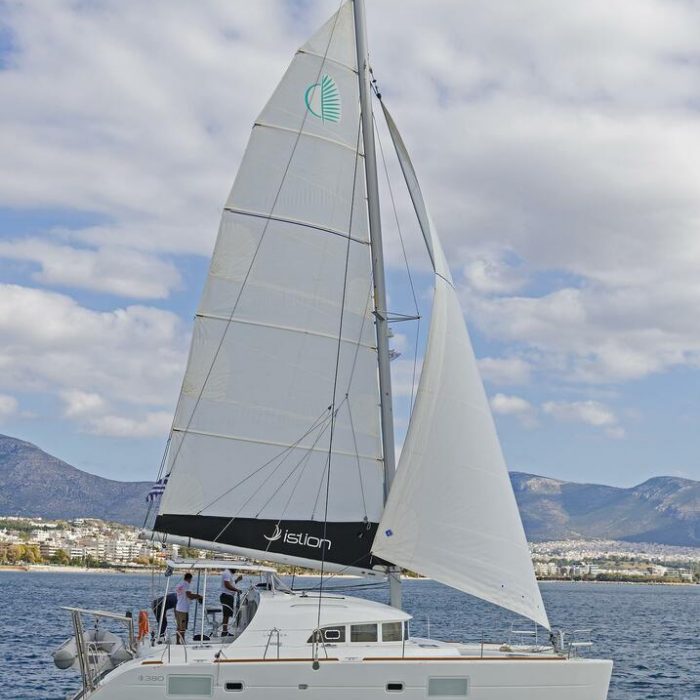 Eleven | Lagoon 380 photo 6