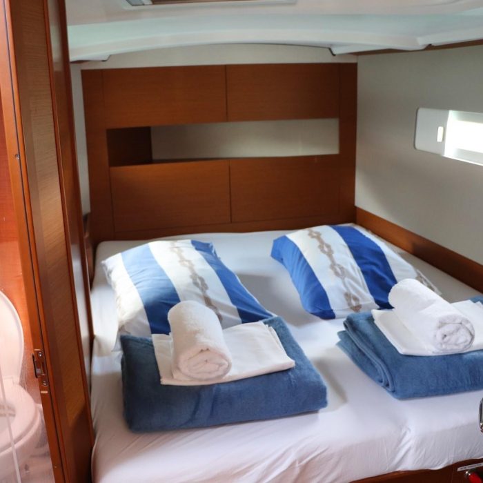 Shaken Not Stirred | Sun Odyssey 410 photo 9