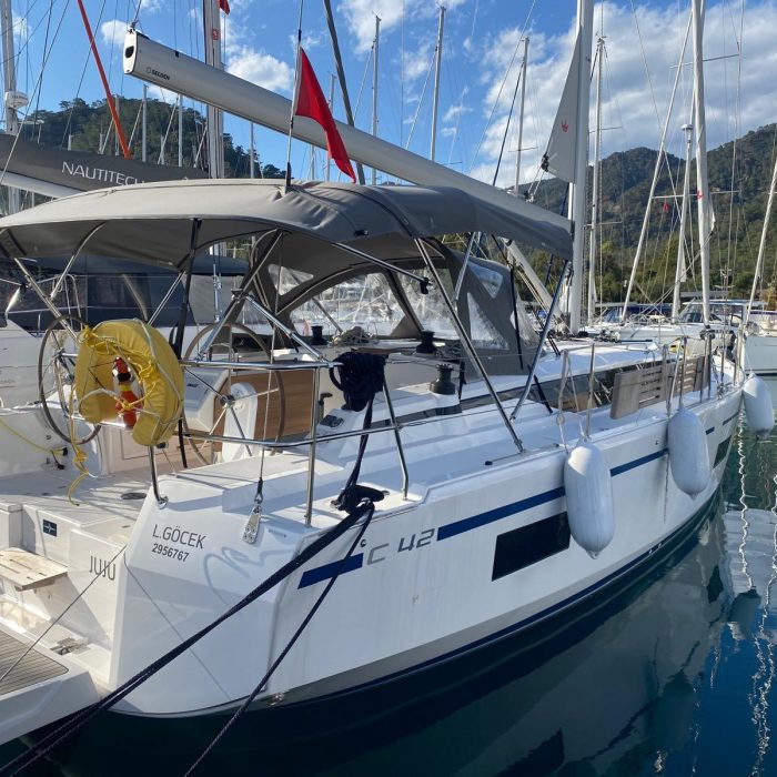 Juju | Bavaria C42 photo 4