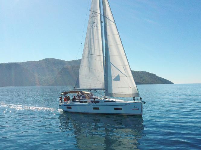Fiesta | Bavaria C42 photo 1