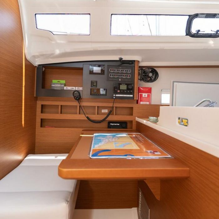 OLIVER new 2025 (air condition, solar panels) | Sun Odyssey 410 photo 5