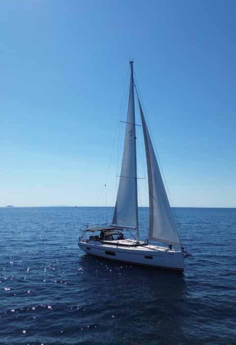 F-ONE | Bavaria C57 Style - 4 + 1 cab. photo 3