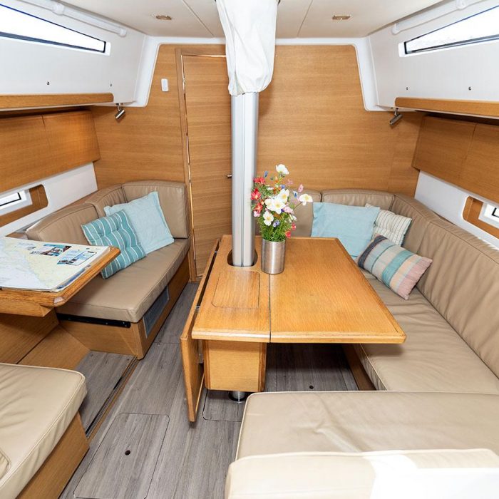 LINA 2020 (new sails 2024., air condition) | Elan E5 photo 12