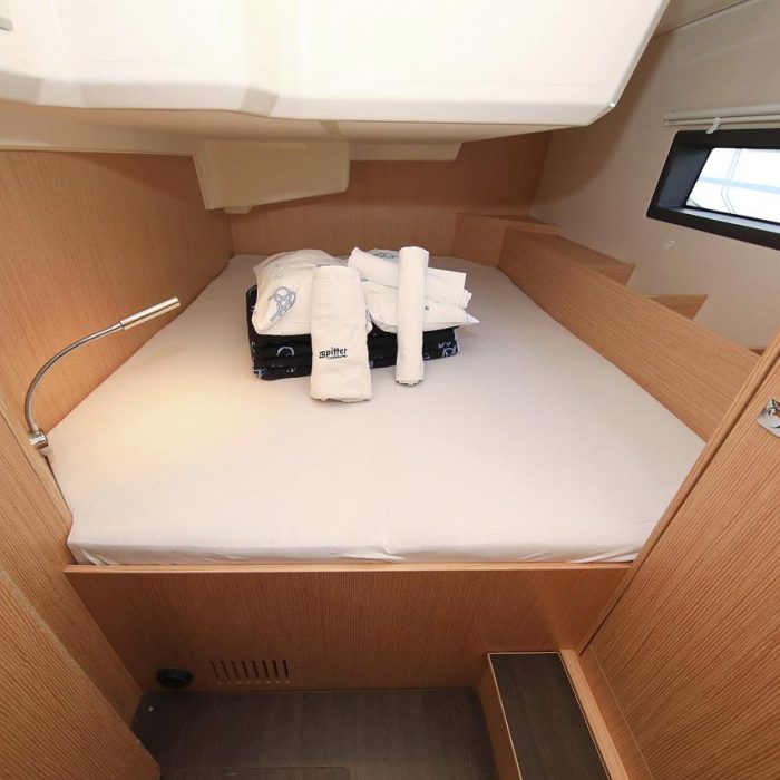 Lizzy | Bavaria C42 Style photo 17