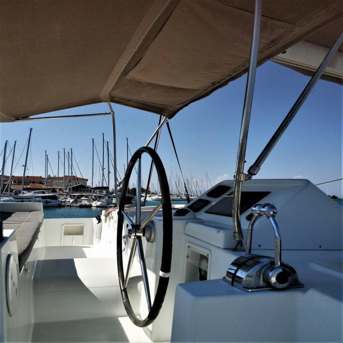 Azraq | Lagoon 450 Fly photo 14