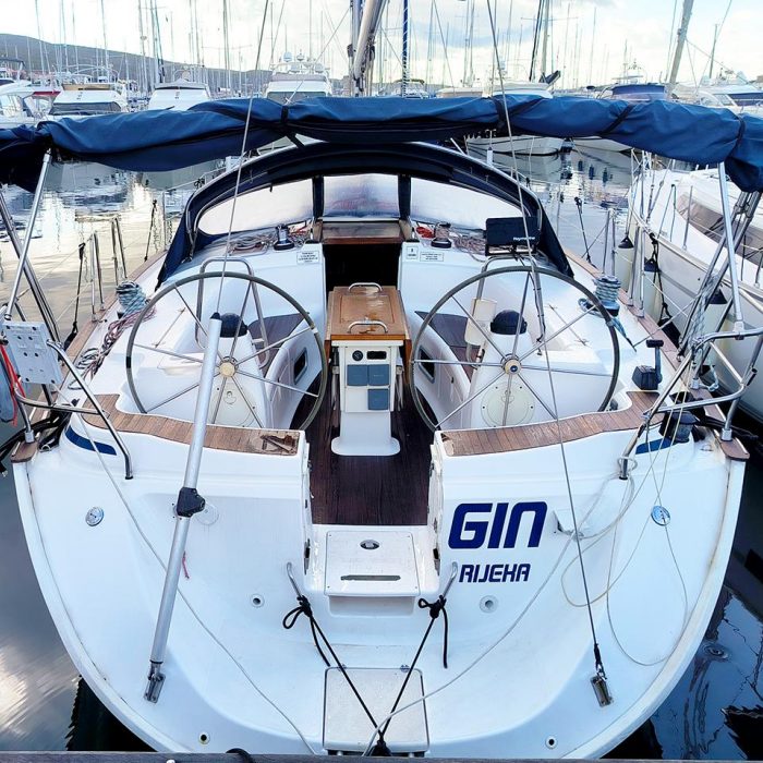 Gin | Bavaria 44 photo 2
