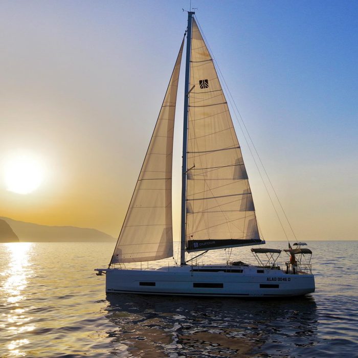 Perla - Water maker, Solar Panel | Dufour 470 photo 2