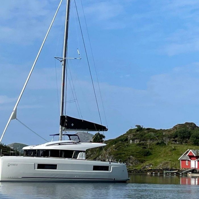 Arctic Charm | Lagoon 40 photo 5