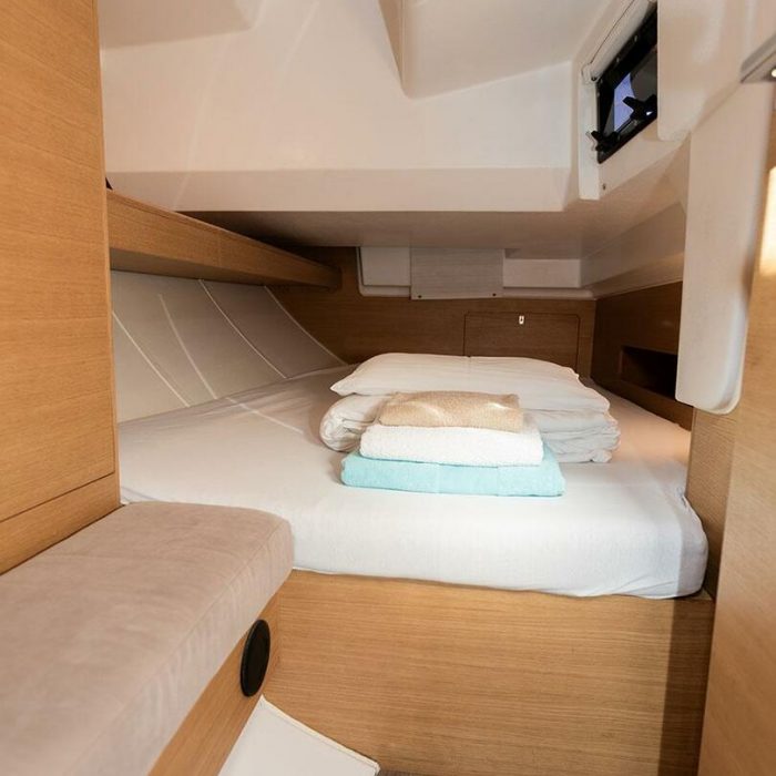 LINA 2020 (new sails 2024., air condition) | Elan E5 photo 18