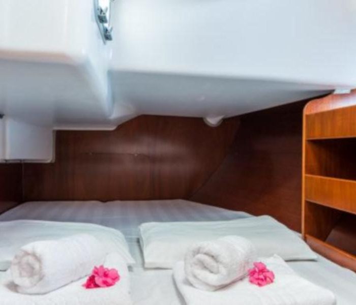 Simonetta (Bow Thruster, electric heads, Solar Panel) | Oceanis 411 photo 10