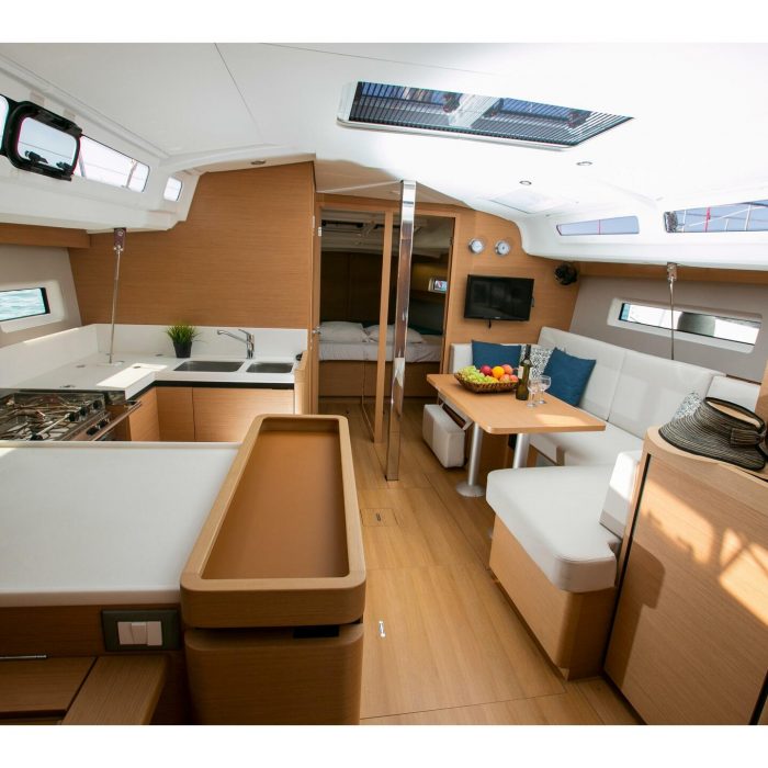 BLACK BIRD | Sun Odyssey 440 photo 5