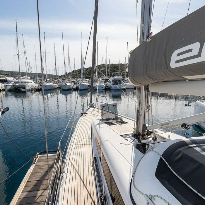 LINA 2020 (new sails 2024., air condition) | Elan E5 photo 3