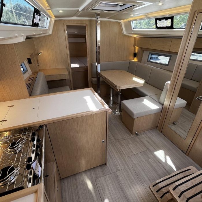 Babe | Bavaria C38 photo 6