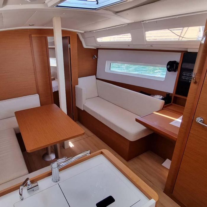 Bella Mia | Sun Odyssey 380 photo 7