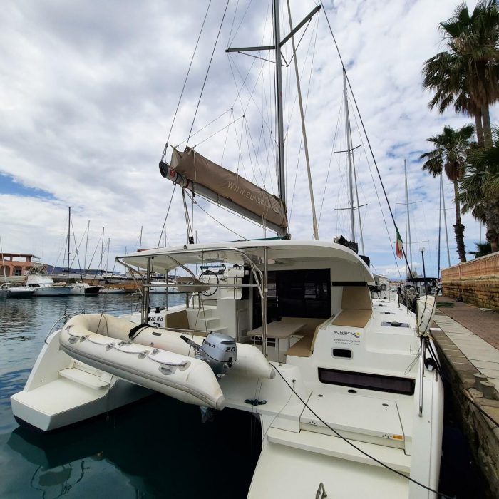 Senza Ma (A/C and Generator) | Lagoon 42 photo 1