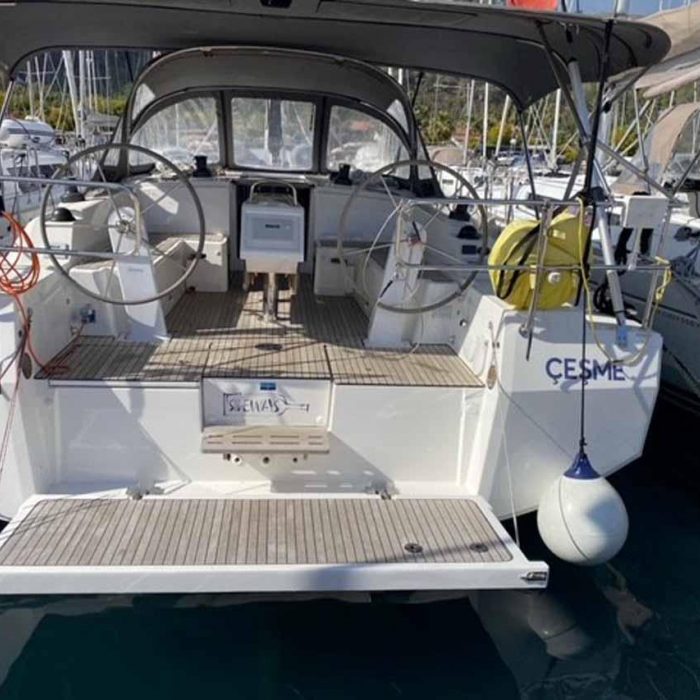Sideways | Bavaria C42 photo 2