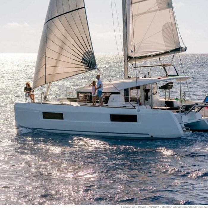 Voile A Doc | Lagoon 40 photo 1