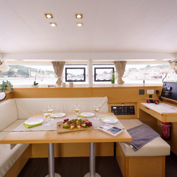 Miss Moneypenny | Lagoon 400 S2 photo 12