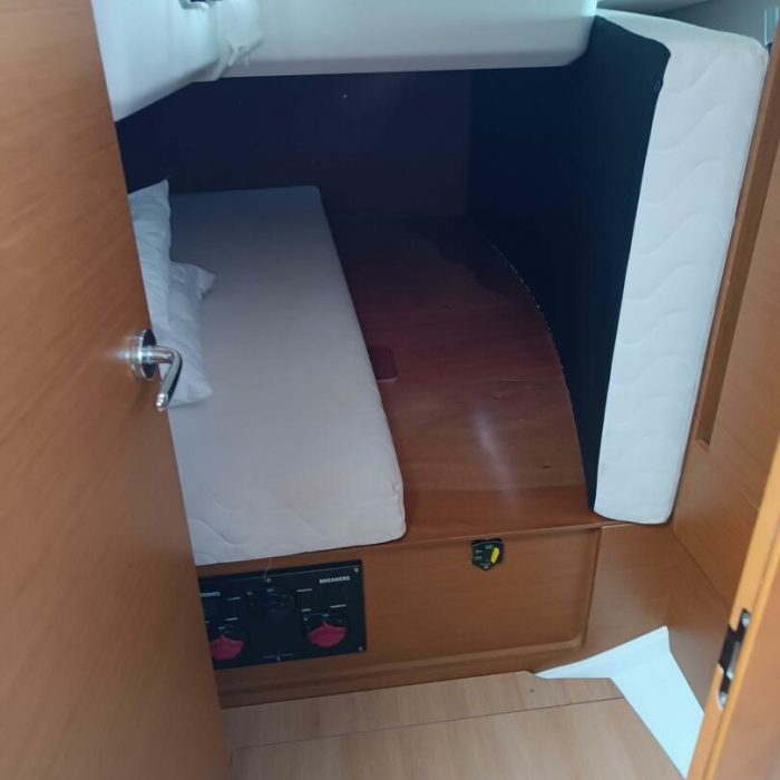 FUNKY ONE | Sun Odyssey 440 photo 14