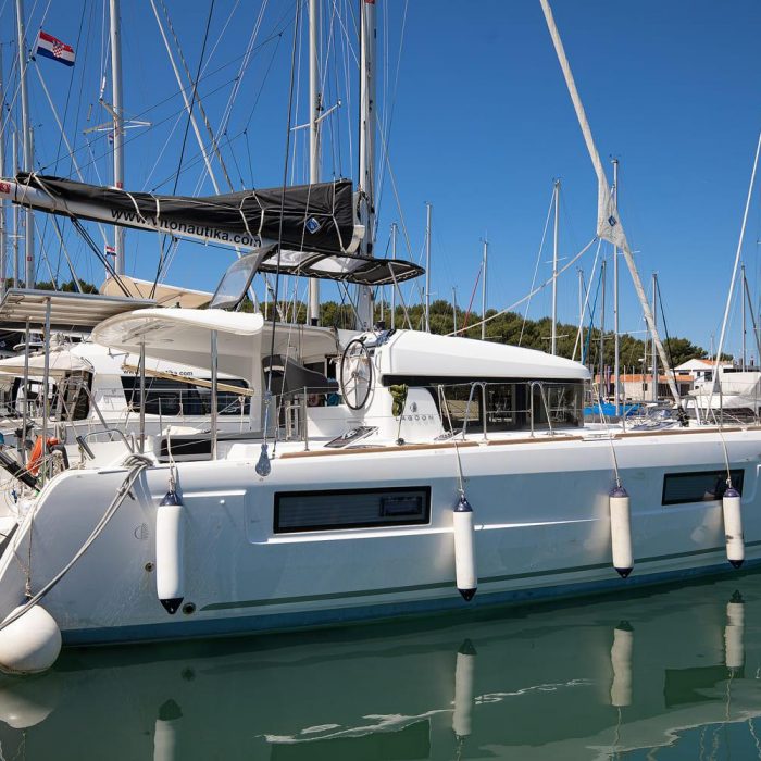 Yolo | Lagoon 40 photo 5