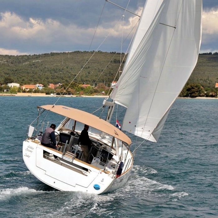 GOLDEN DREAMS | Oceanis 45 photo 2