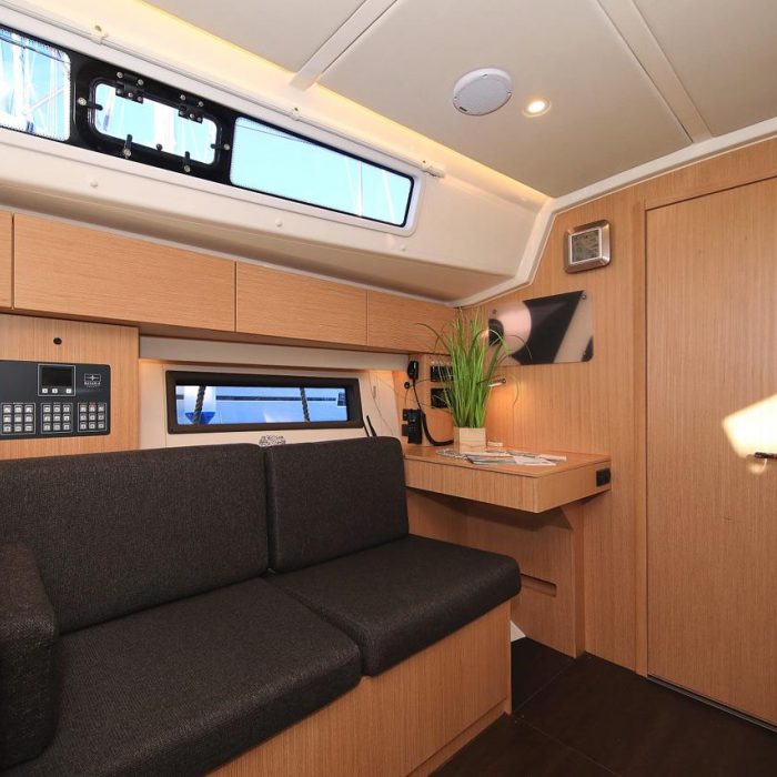 Lizzy | Bavaria C42 Style photo 14