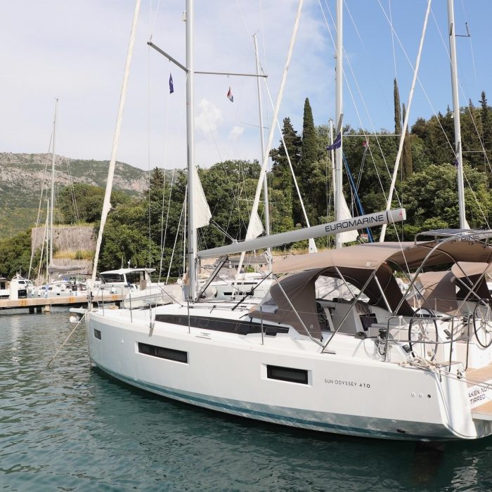 Shaken Not Stirred | Sun Odyssey 410 photo 1
