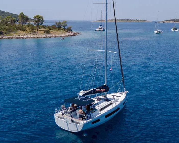 Moorings 44.3 Exclusive Plus | Dufour 44 photo 2