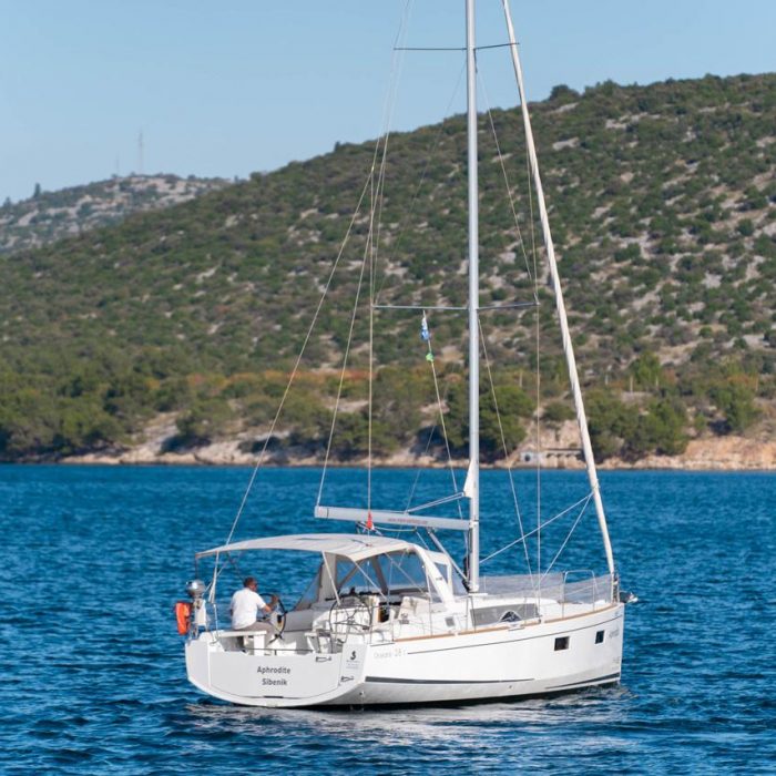Aphrodite | Oceanis 38 photo 8