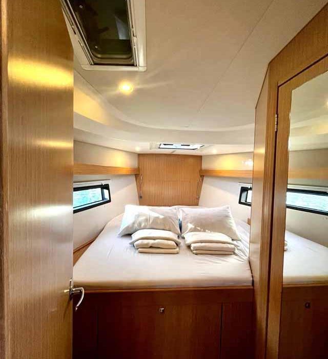Sideways | Bavaria C42 photo 4