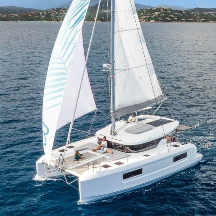 Apple | Lagoon 38 photo 1