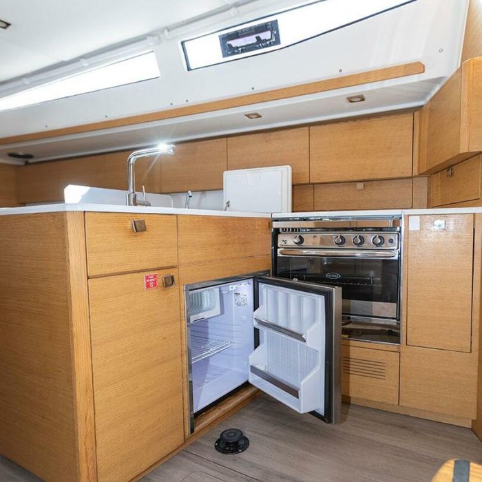 LINA 2020 (new sails 2024., air condition) | Elan E5 photo 14