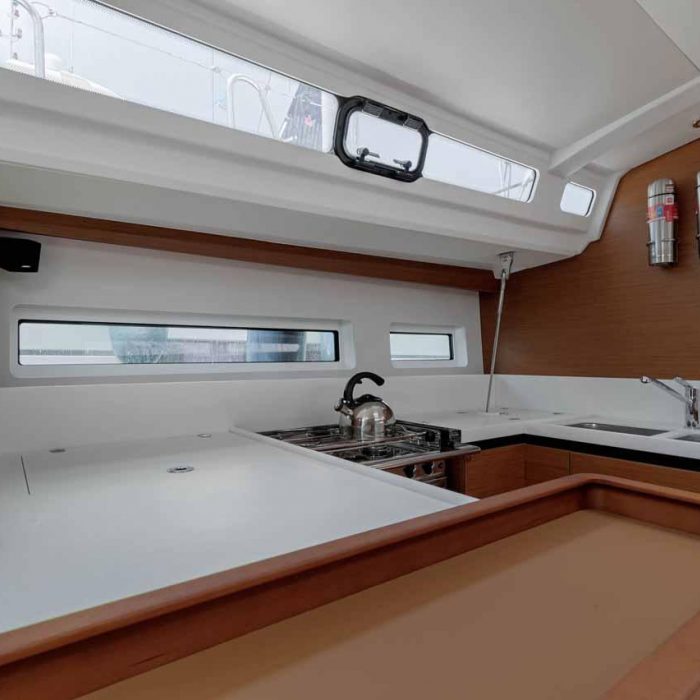 Mystic Blue | Sun Odyssey 440 photo 9