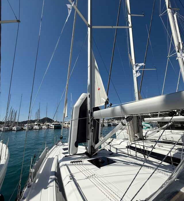 The Cat | Bavaria C38 photo 7