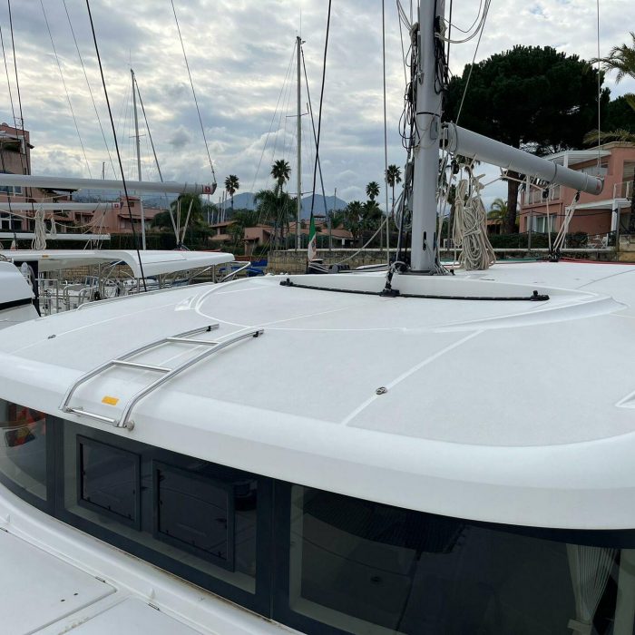 Senza Meta  (A/C and Generator) | Lagoon 40 photo 2