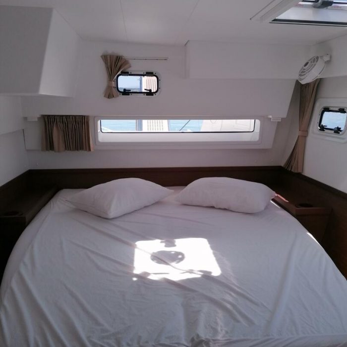 Senza SE (A/C and Generator) | Lagoon 42 photo 9