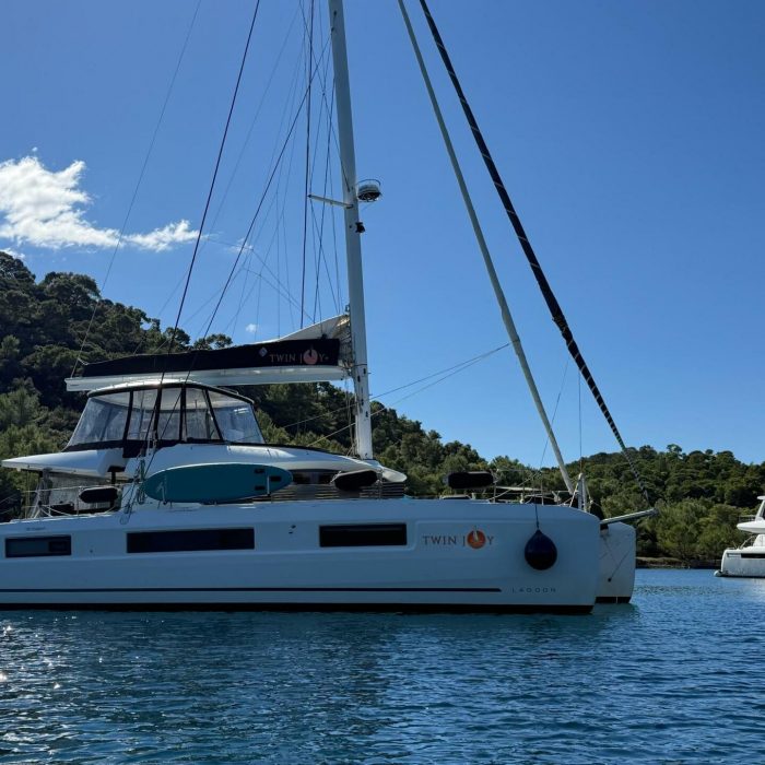 Twin Joy + | Lagoon 51 photo 11