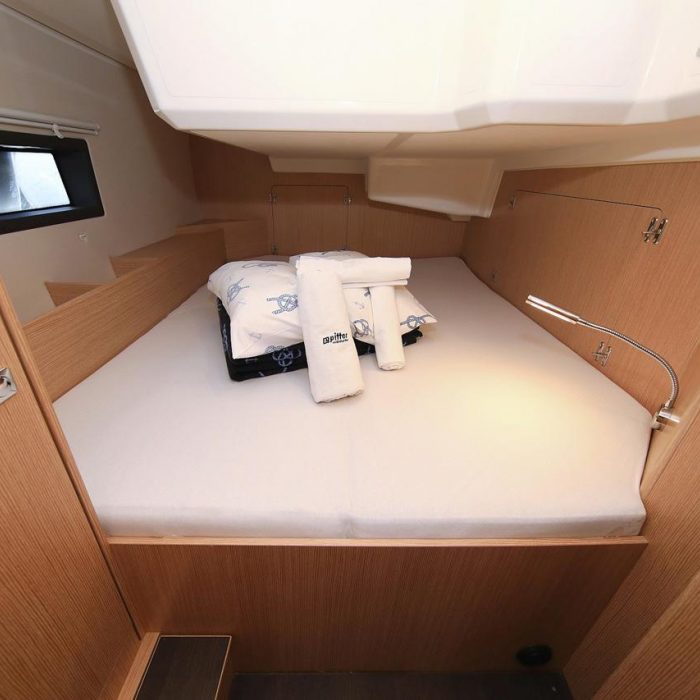 Lizzy | Bavaria C42 Style photo 25