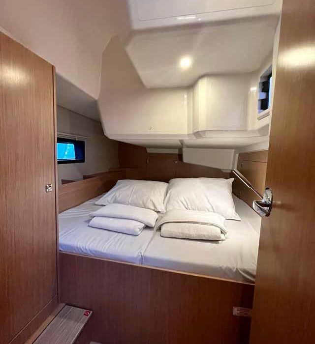 Sideways | Bavaria C42 photo 9