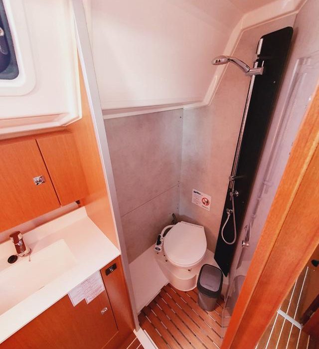 Lucia | Bavaria C42 photo 13