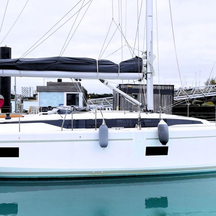 Babe | Bavaria C38 photo 4