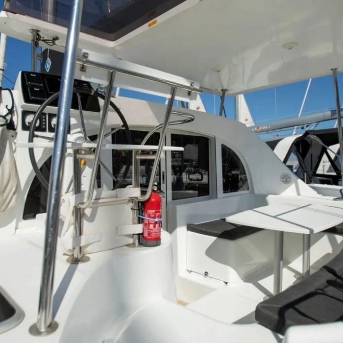 Ploto | Lagoon 380 photo 3