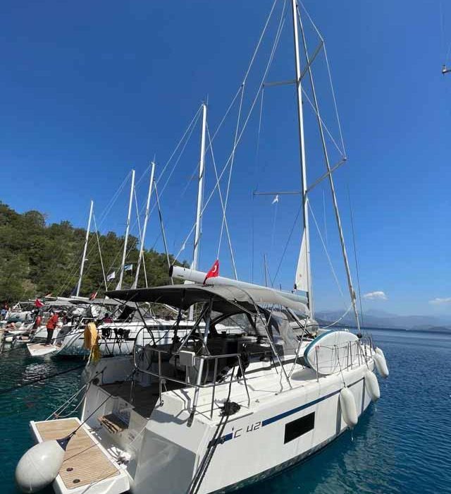 Sideways | Bavaria C42 photo 1