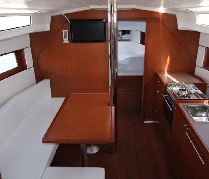 Aura | Oceanis 38.1 photo 6