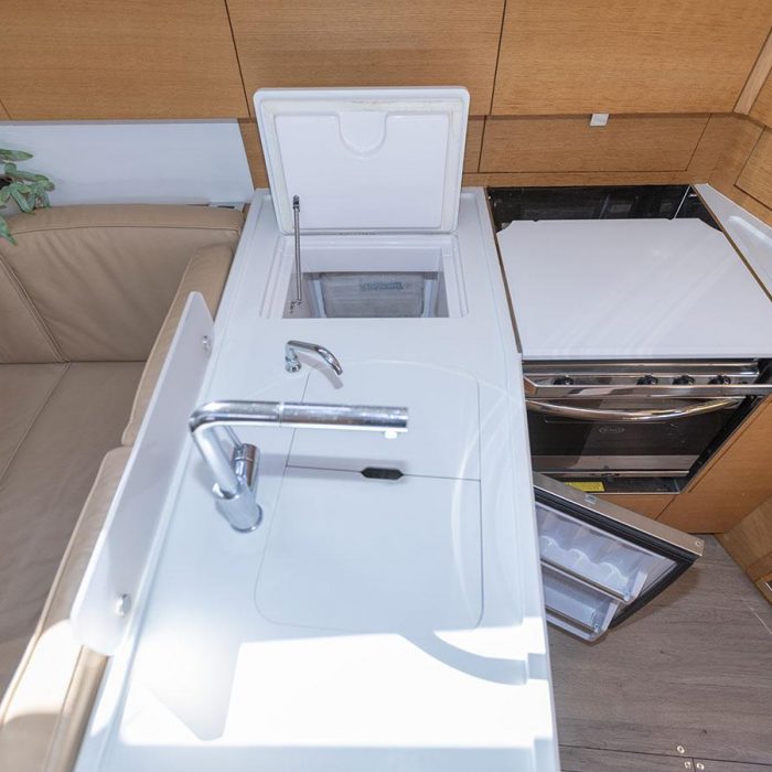 LINA 2020 (new sails 2024., air condition) | Elan E5 photo 9