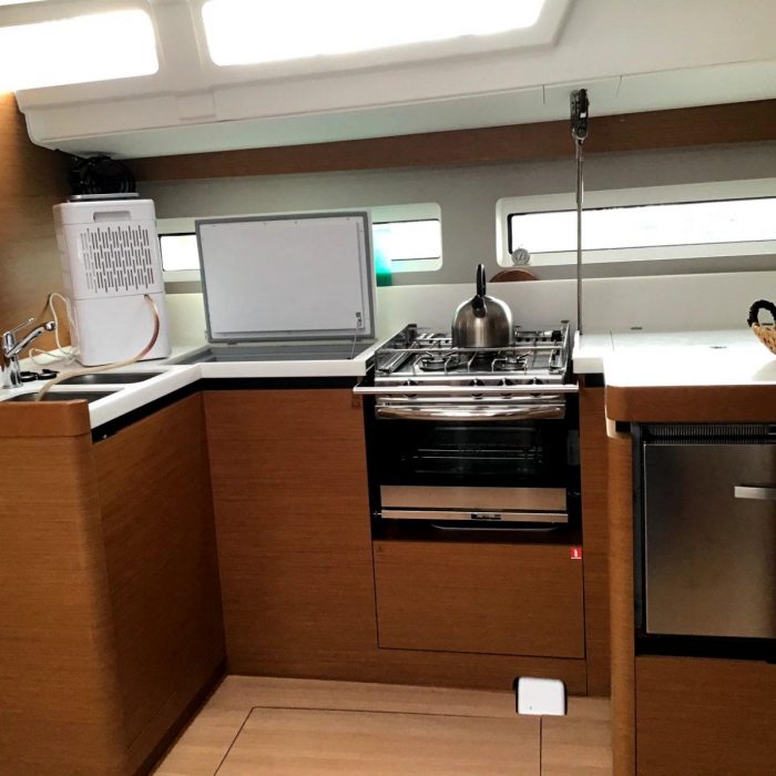 Helia (A/C, Gen. 10kVA, Electric Winch NEW 2022) | Sun Odyssey 490 photo 15