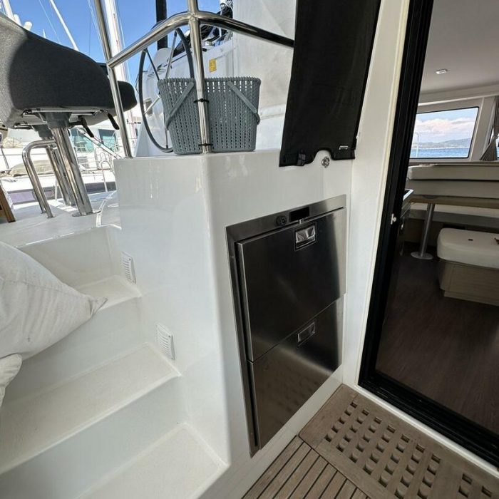 Magellan | Lagoon 42 photo 9
