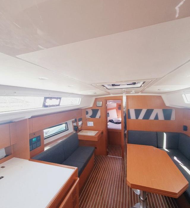 Lucia | Bavaria C42 photo 7