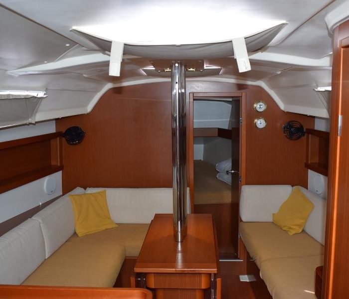 Izar | Oceanis 34 photo 4